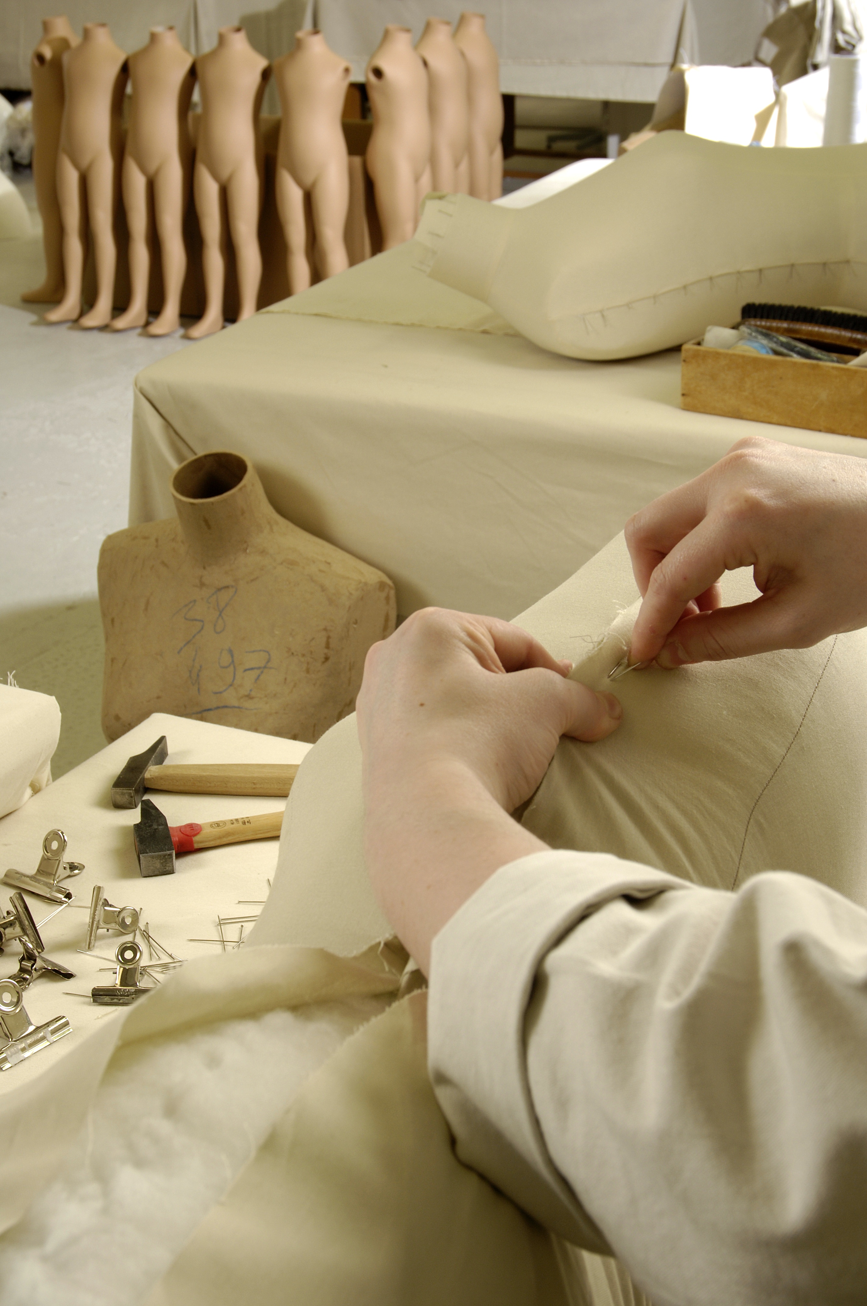 Artisan à travers la fenêtre de l'atelier